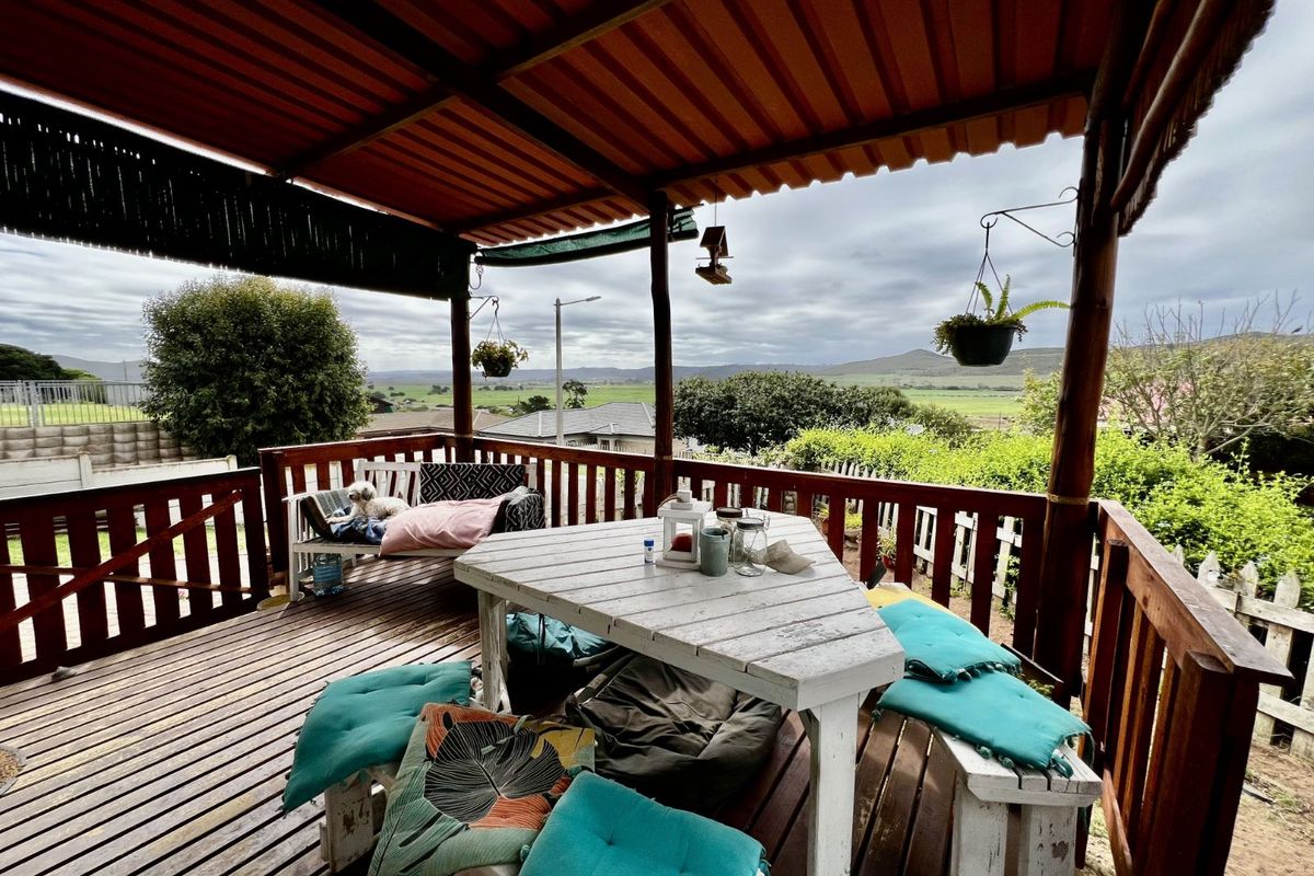 House For Sale in Fraaiuitsig - Photo 2