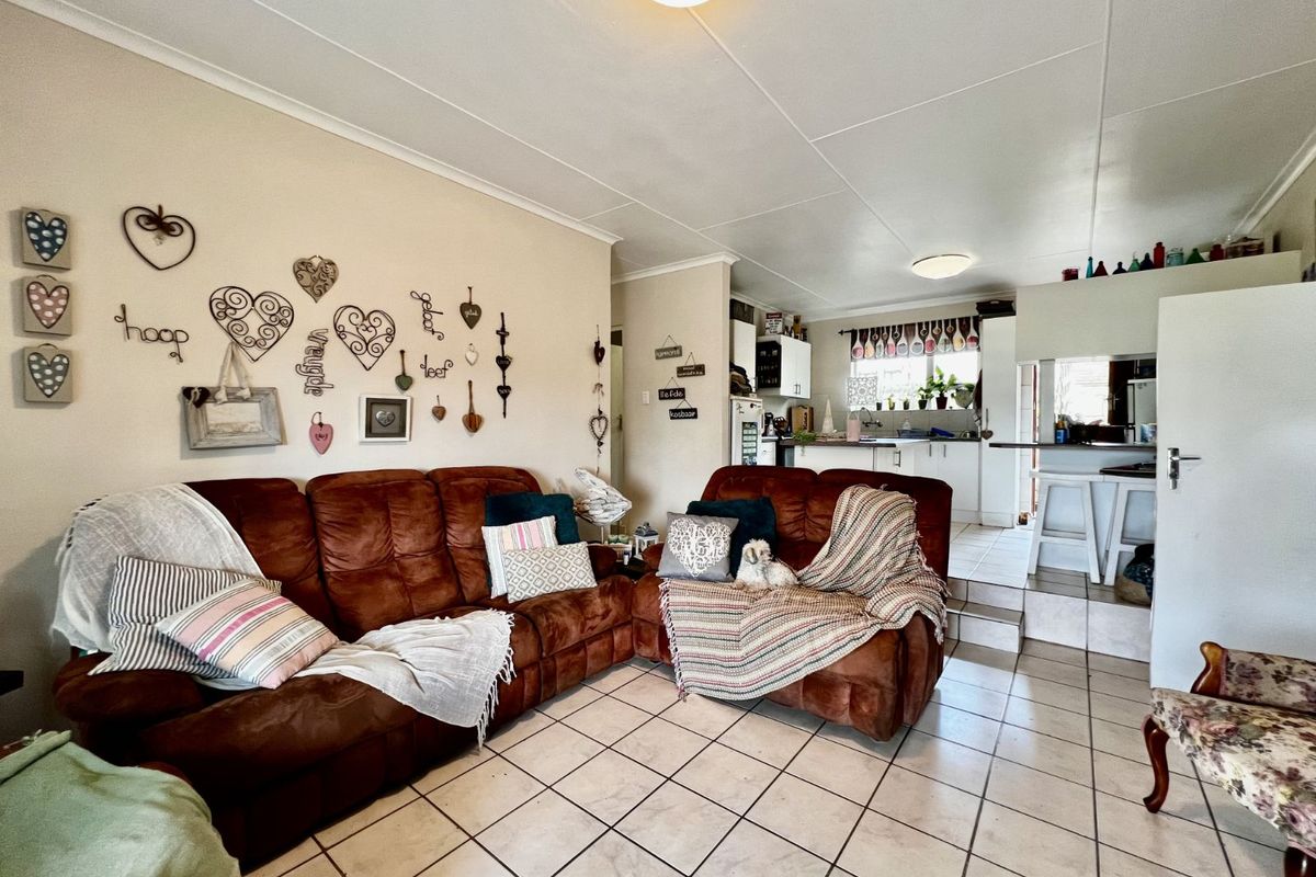 House For Sale in Fraaiuitsig - Photo 5