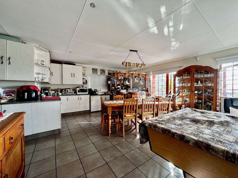 House For Sale in Fraaiuitsig - Photo 3