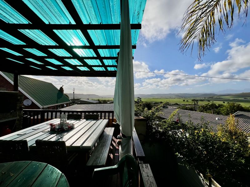 House For Sale in Fraaiuitsig - Photo 2