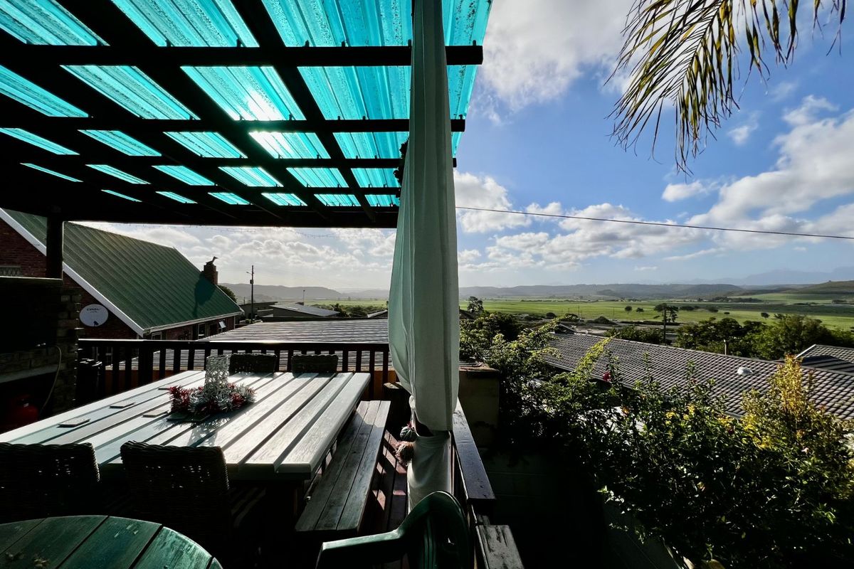 House For Sale in Fraaiuitsig - Photo 2