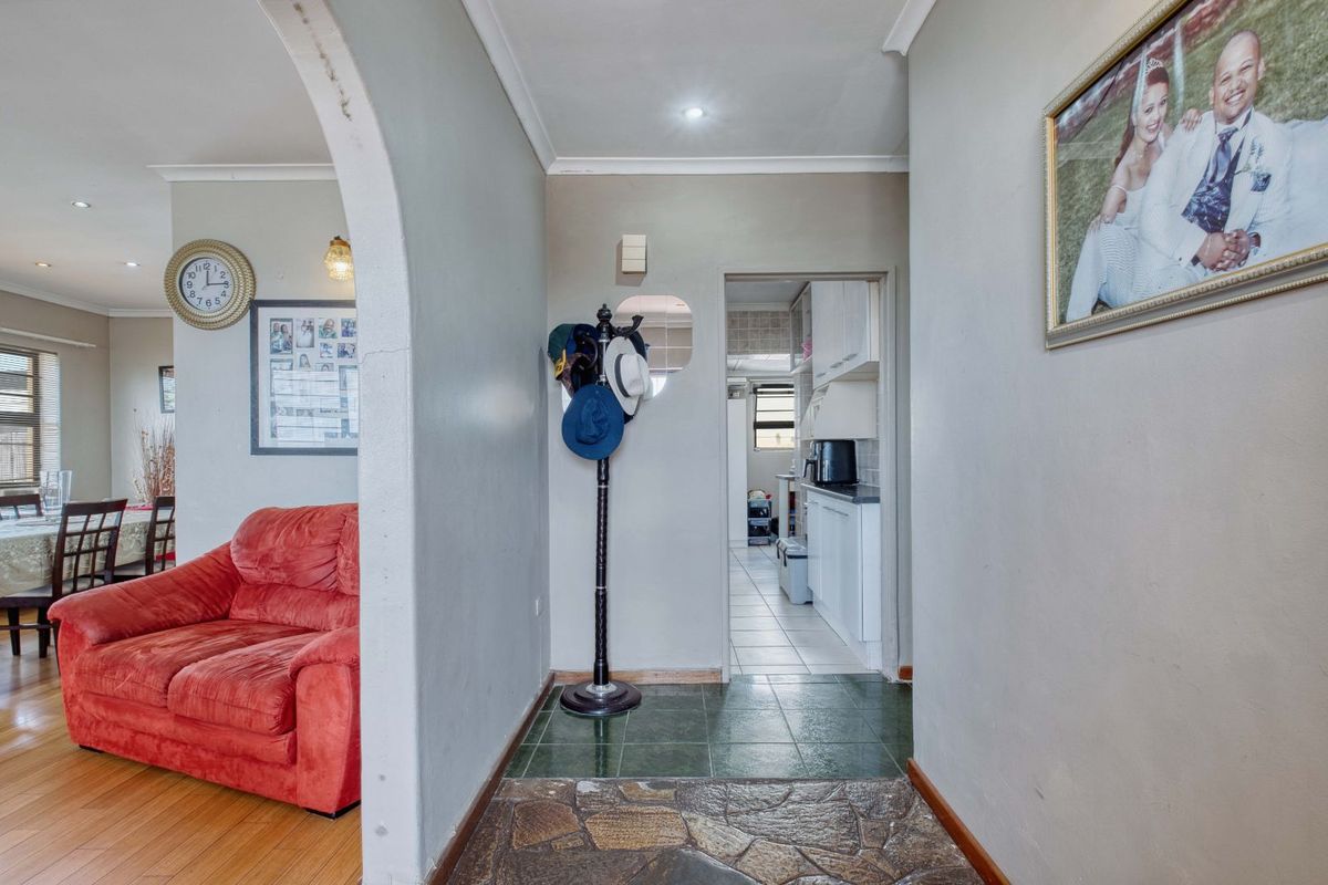 House For Sale in Hillside - Photo 5