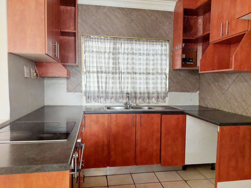 Townhouse For Sale in Clubview - Photo 9