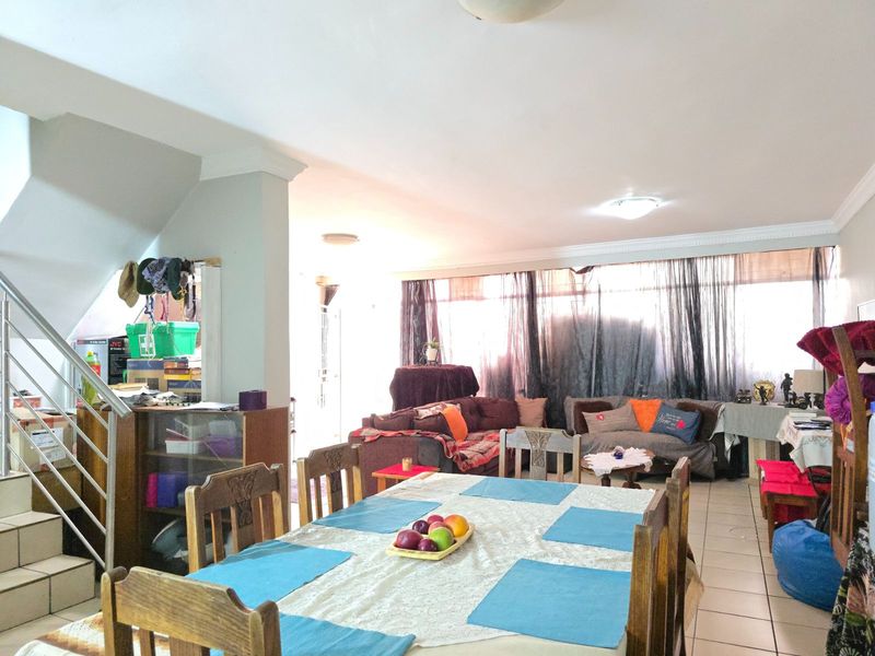 Townhouse For Sale in Clubview - Photo 8