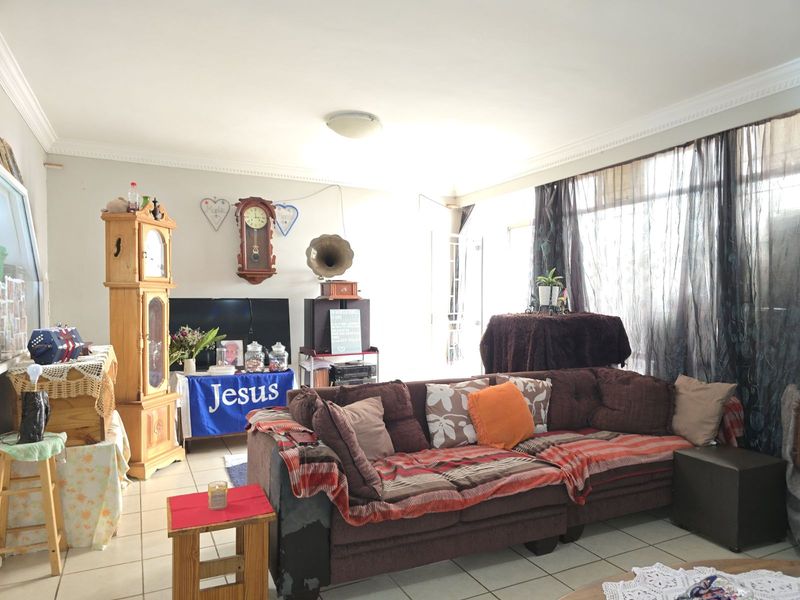 Townhouse For Sale in Clubview - Photo 5