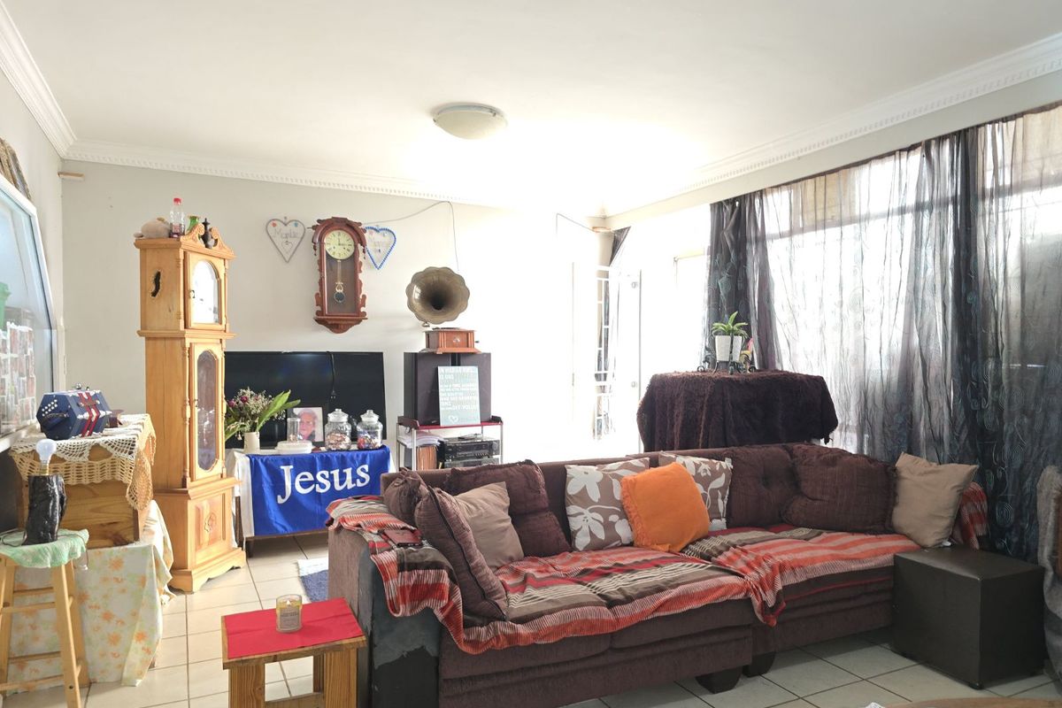 Townhouse For Sale in Clubview - Photo 5