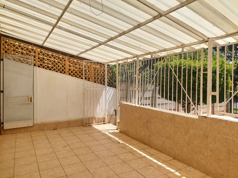 Townhouse For Sale in Clubview - Photo 2