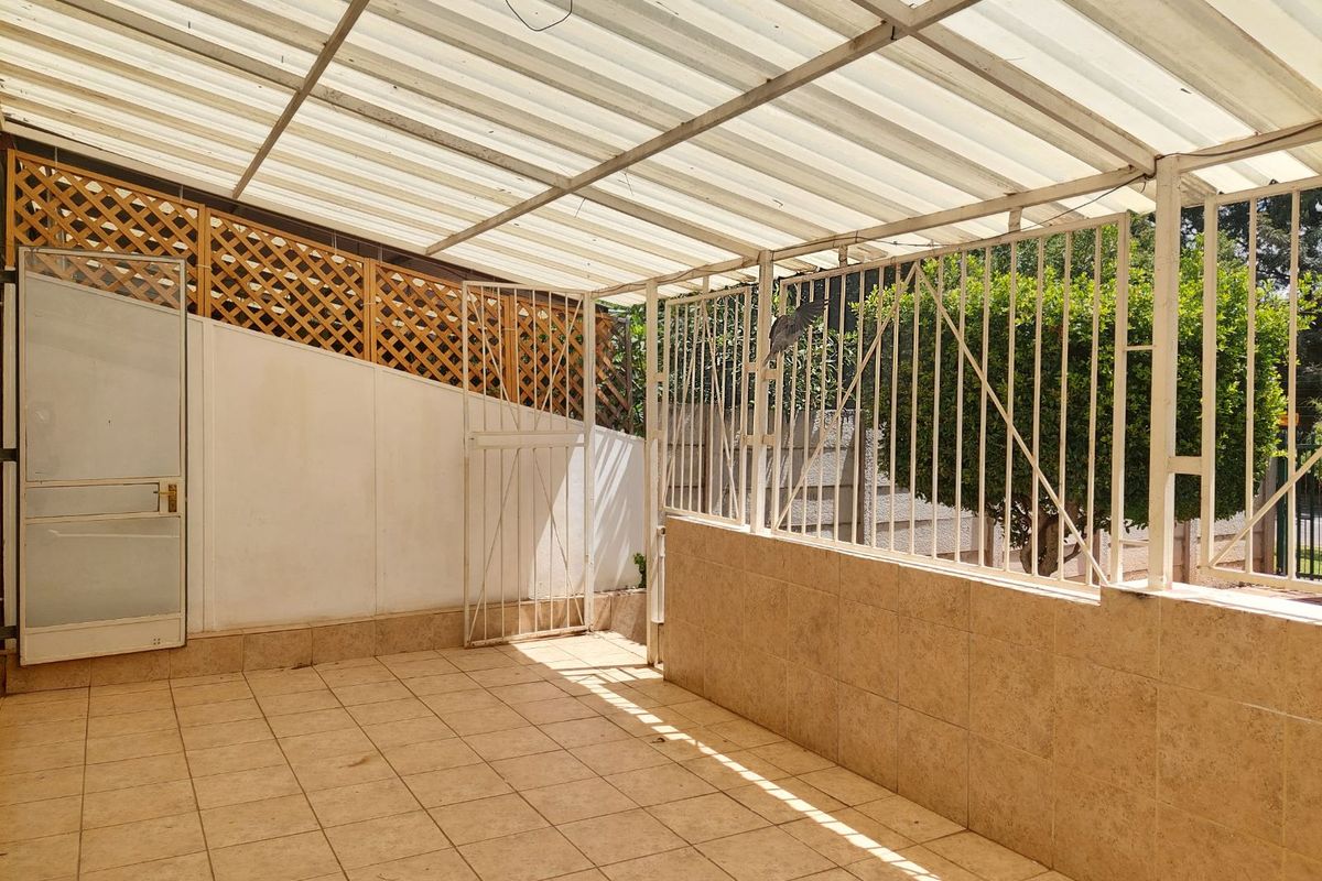 Townhouse For Sale in Clubview - Photo 2