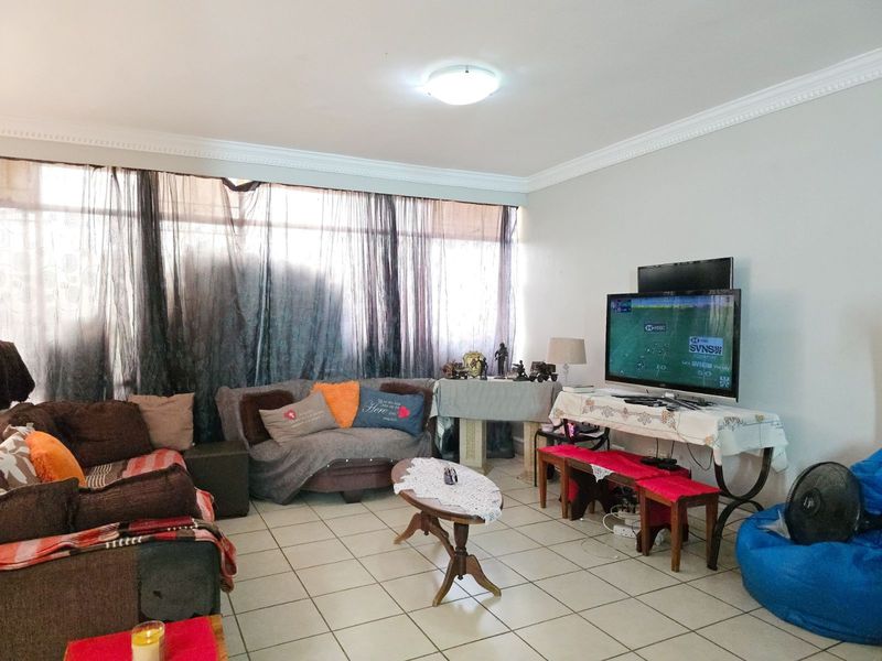 Townhouse For Sale in Clubview - Photo 6