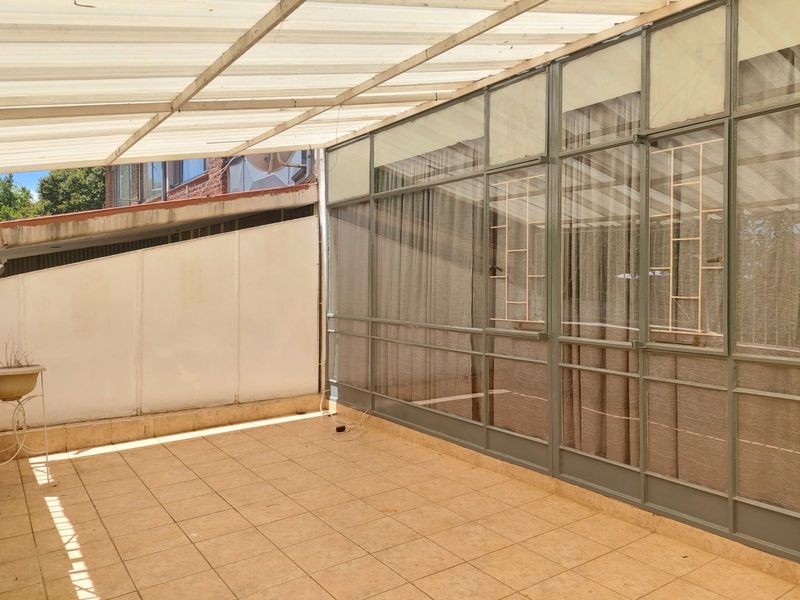 Townhouse For Sale in Clubview - Photo 3