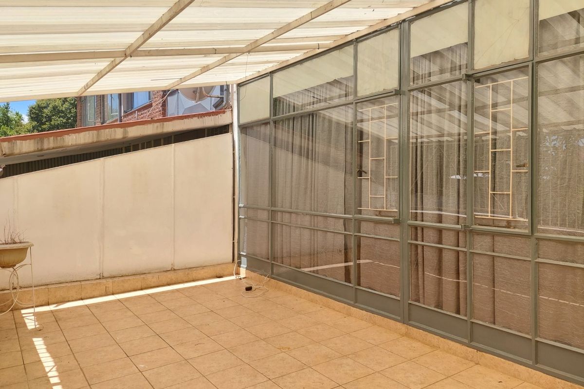 Townhouse For Sale in Clubview - Photo 3