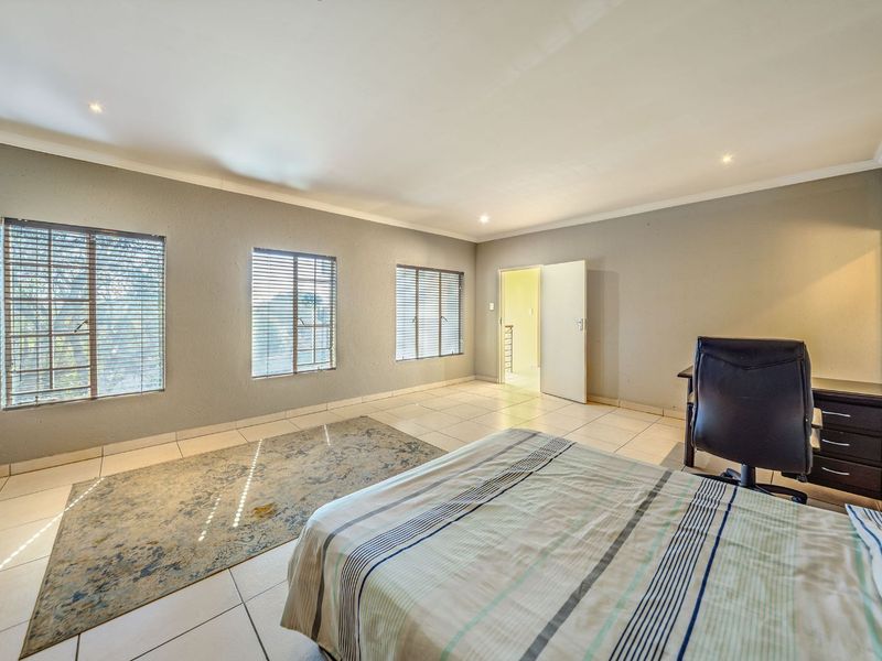 House For Sale in Lynnwood Glen - Photo 2