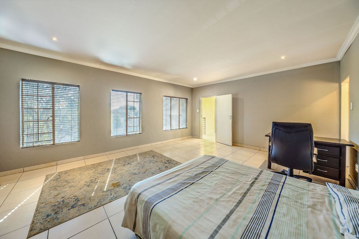 House For Sale in Lynnwood Glen - Photo 2