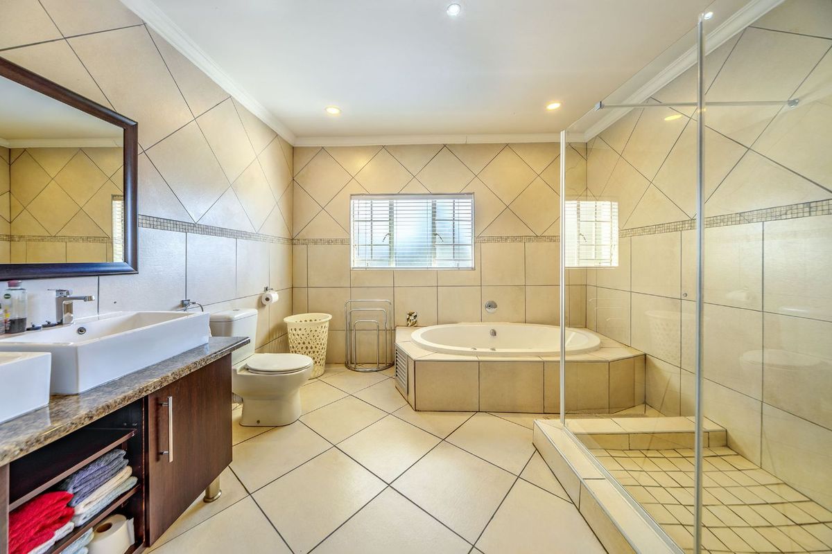 House For Sale in Lynnwood Glen - Photo 3