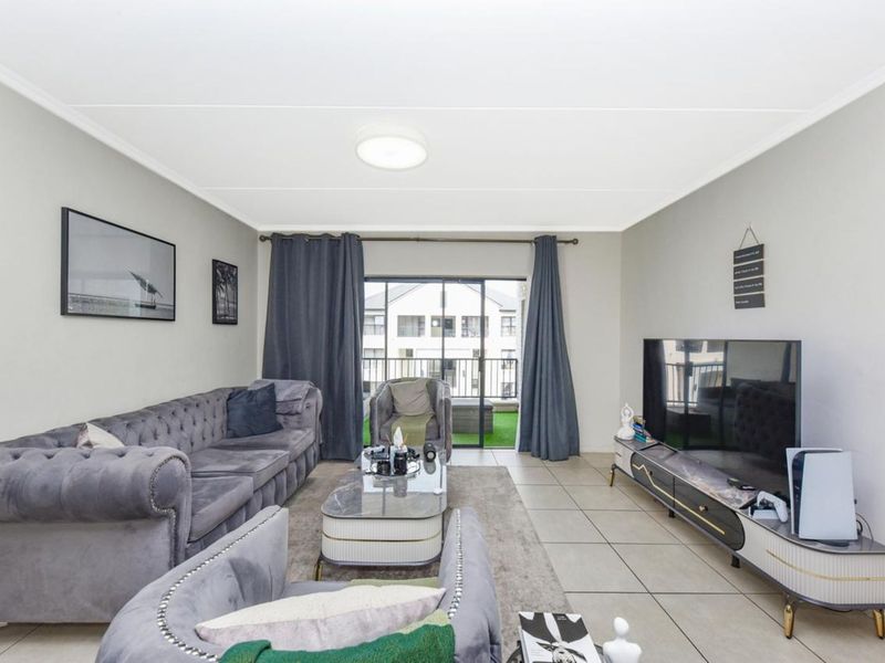 Apartment For Sale in Bryanston - Photo 2