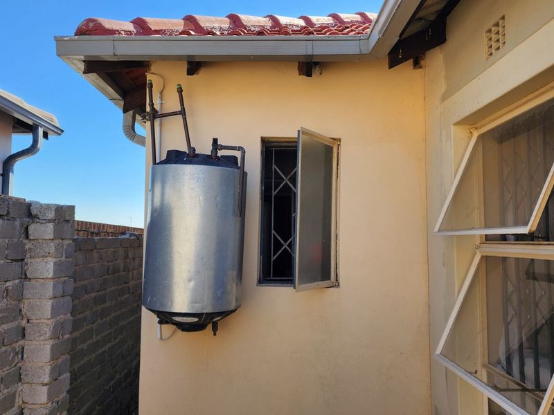 House For Sale in Riverside View Ext 30 - Photo 5