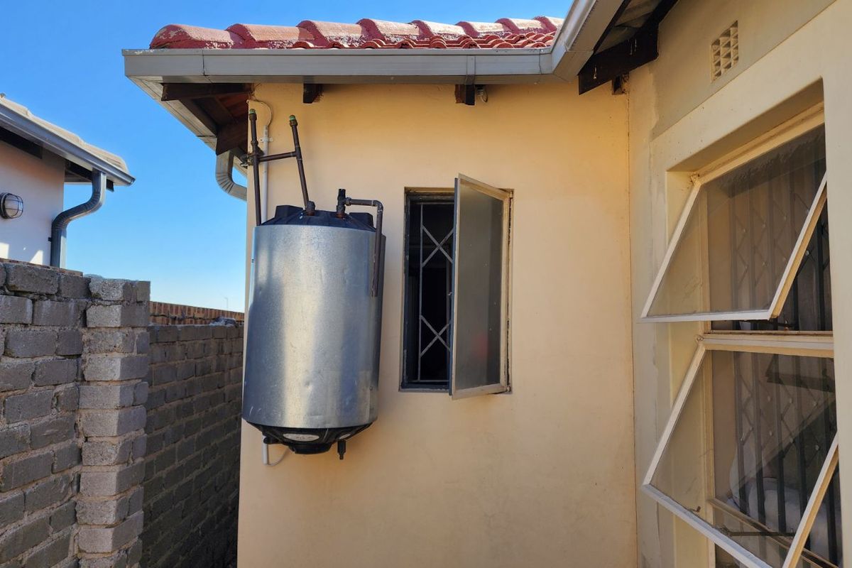 House For Sale in Riverside View Ext 30 - Photo 5