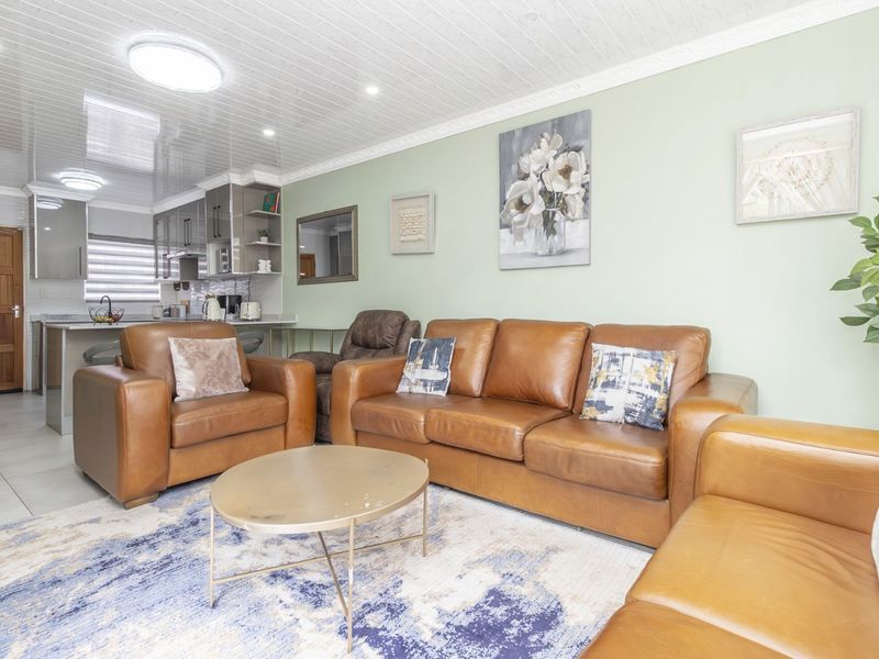 Townhouse For Sale in Wilgeheuwel - Photo 3