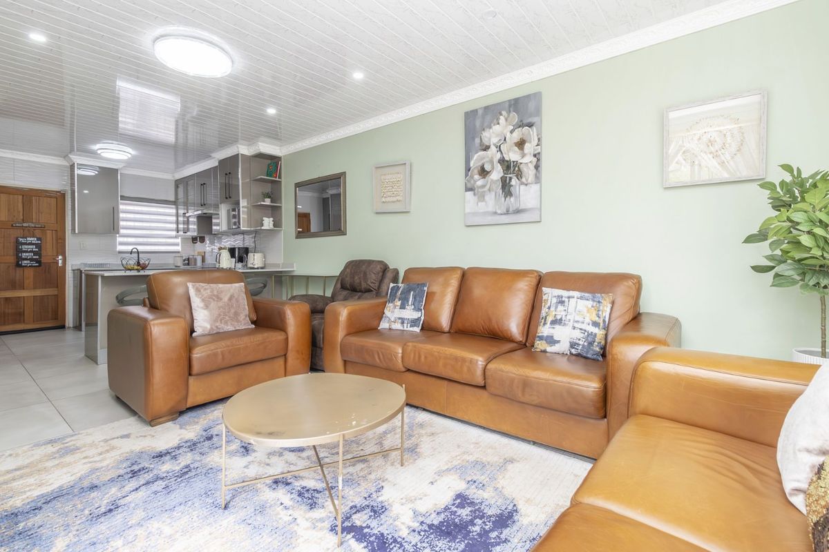 Townhouse For Sale in Wilgeheuwel - Photo 3