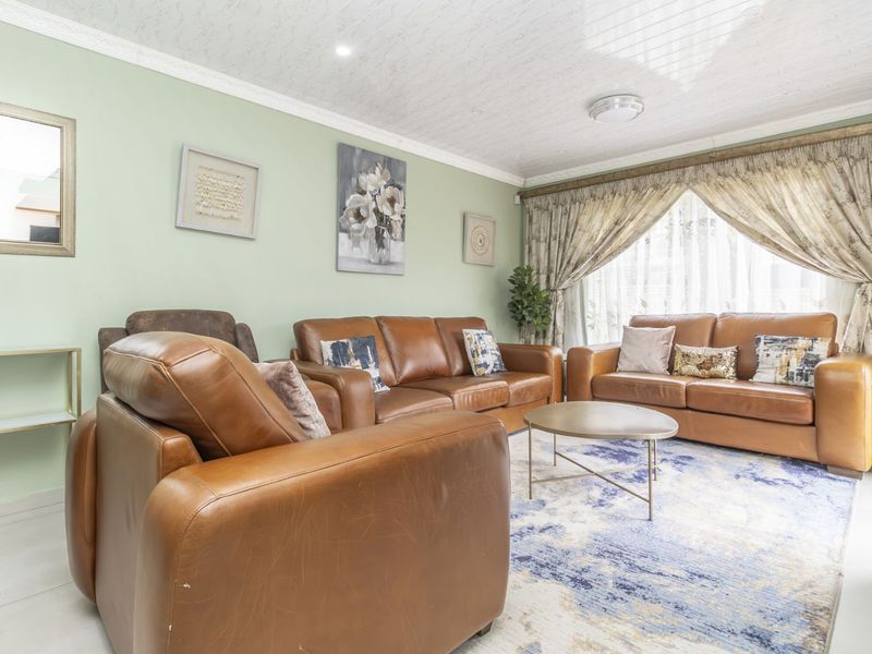 Townhouse For Sale in Wilgeheuwel - Photo 4