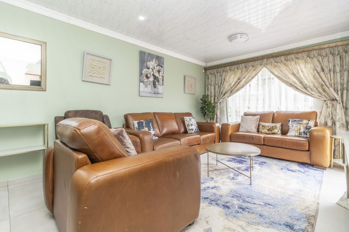 Townhouse For Sale in Wilgeheuwel - Photo 4