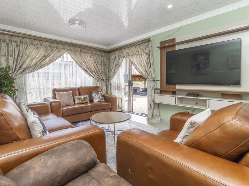 Townhouse For Sale in Wilgeheuwel - Photo 2