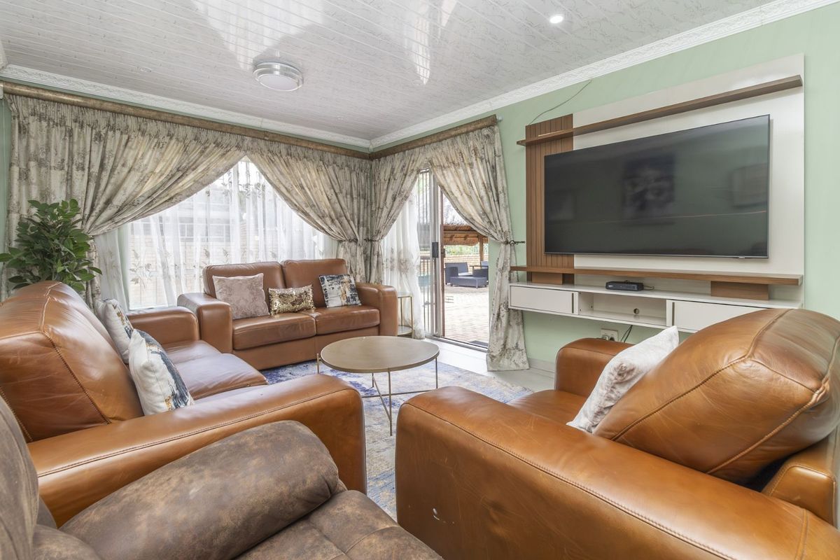 Townhouse For Sale in Wilgeheuwel - Photo 2