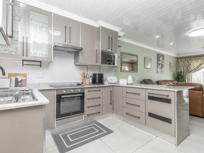 Townhouse For Sale in Wilgeheuwel - Photo 5