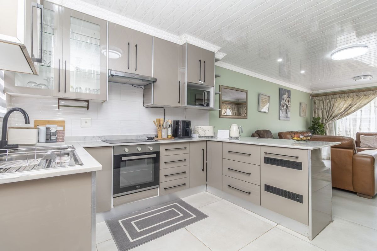 Townhouse For Sale in Wilgeheuwel - Photo 5