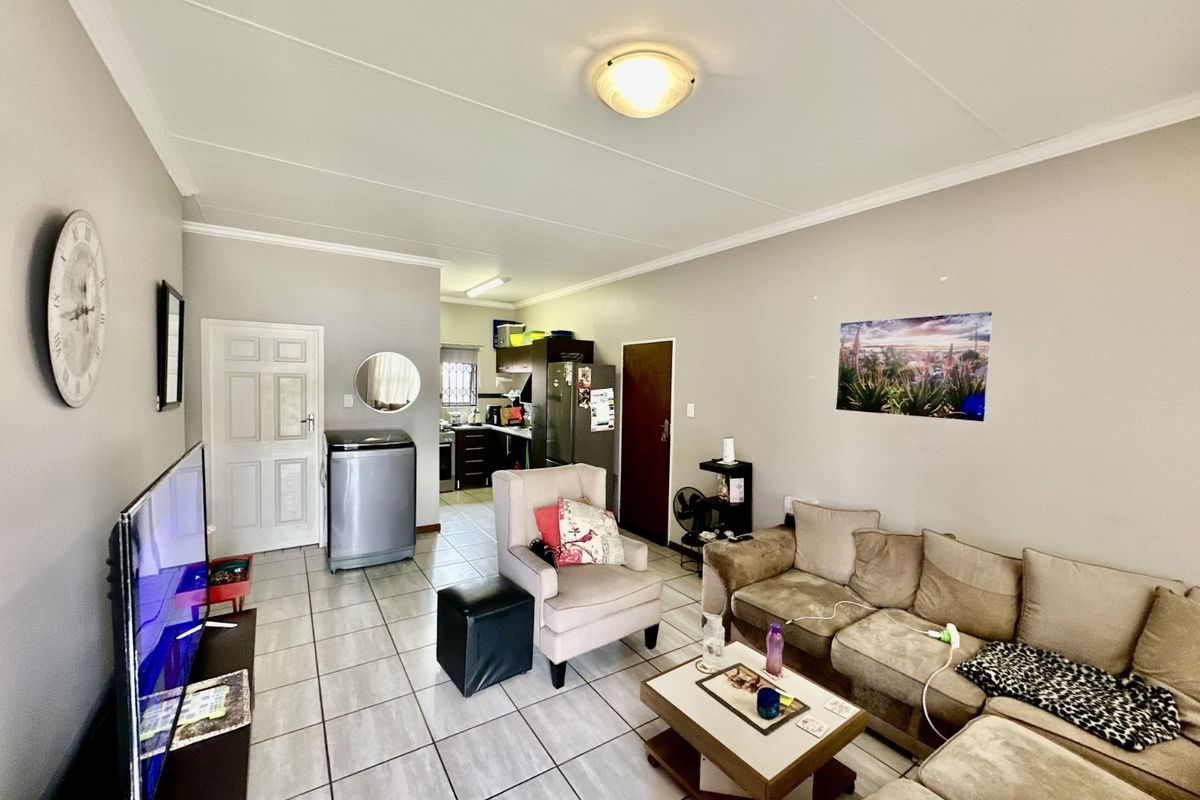 Townhouse For Sale in Terra Nova - Photo 5