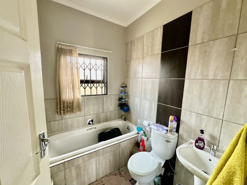 Townhouse For Sale in Terra Nova - Photo 6