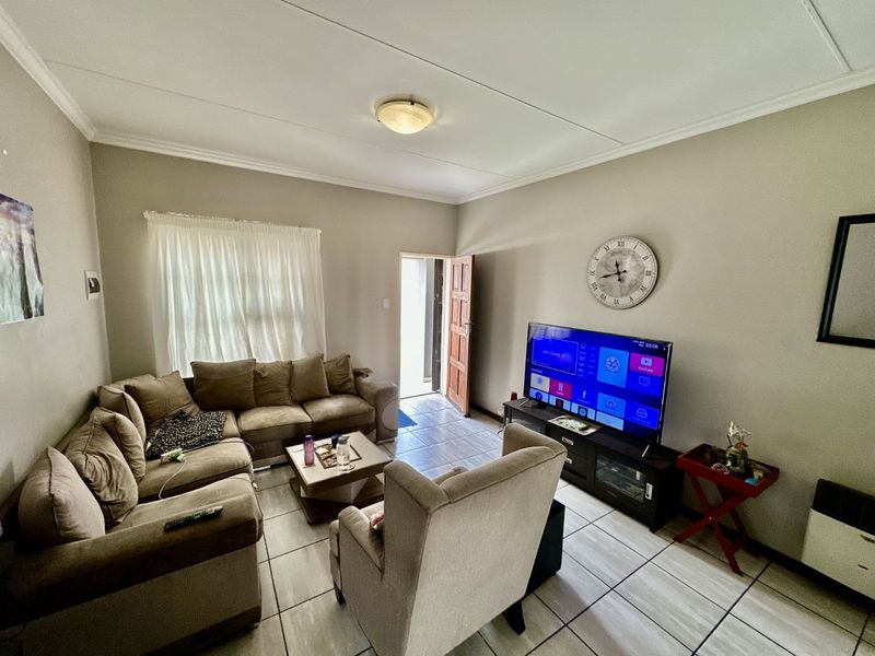 Townhouse For Sale in Terra Nova - Photo 4