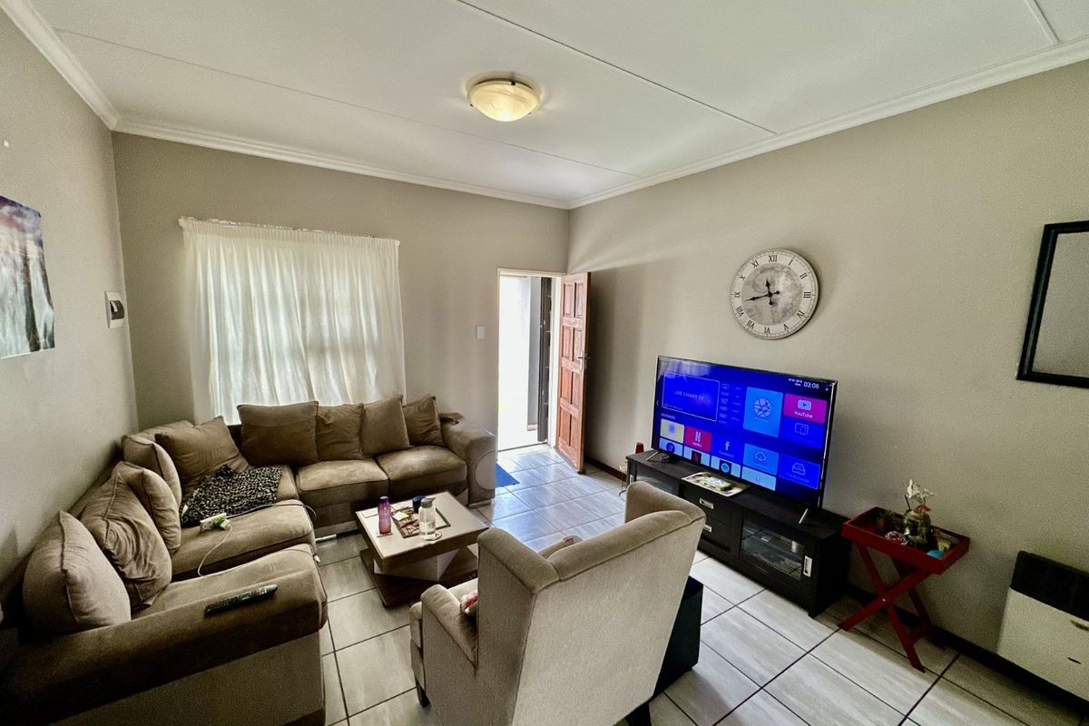 Townhouse For Sale in Terra Nova - Photo 4