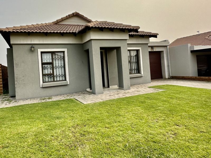 Townhouse For Sale in Terra Nova - Photo 2