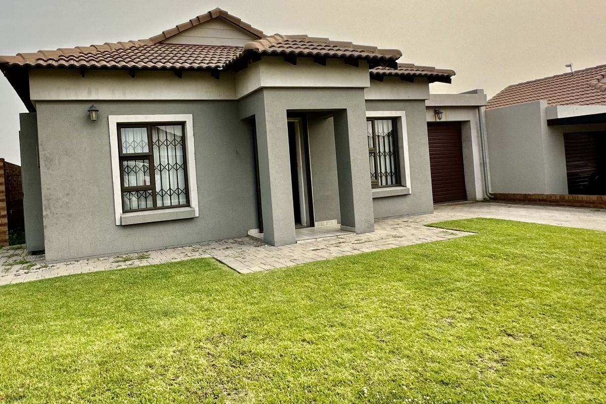 Townhouse For Sale in Terra Nova - Photo 2