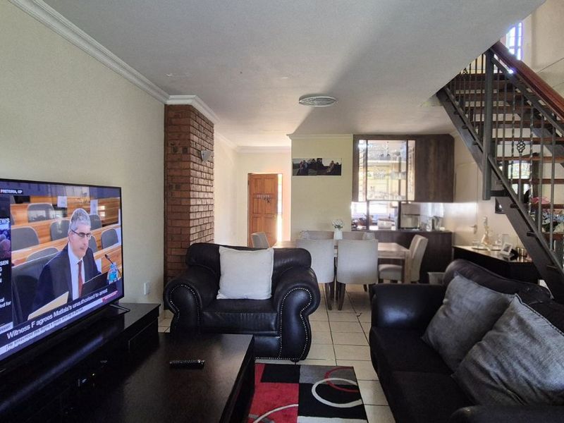 Townhouse For Sale in Lydenburg Central - Photo 9