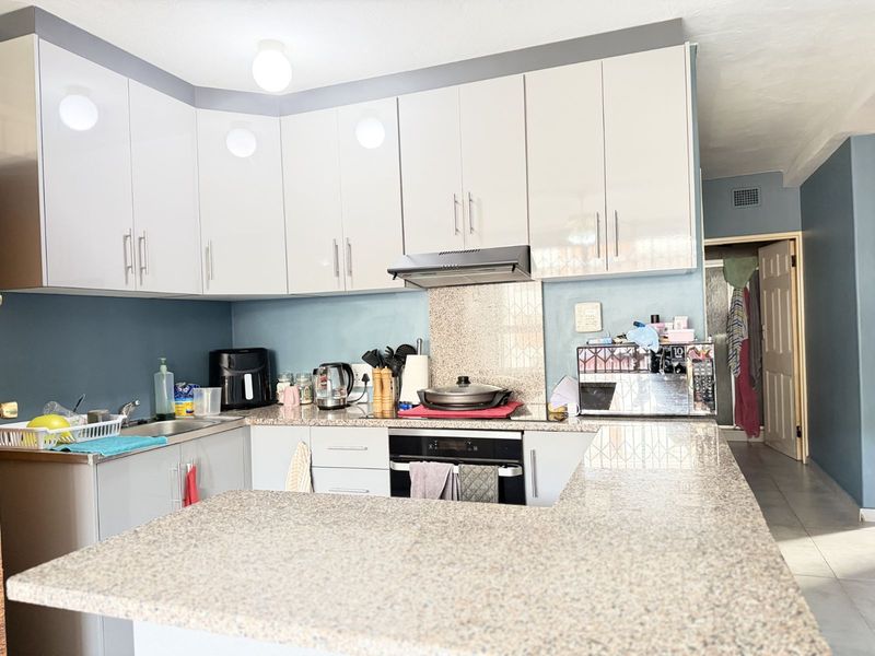 Apartment For Sale in Amanzimtoti - Photo 4