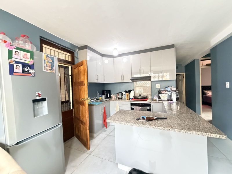 Apartment For Sale in Amanzimtoti - Photo 2