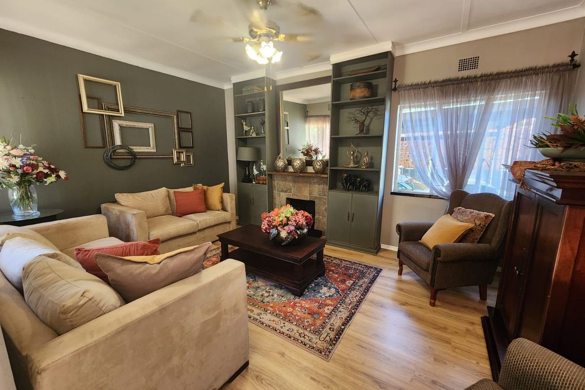 House For Sale in Beaconsfield - Photo 2