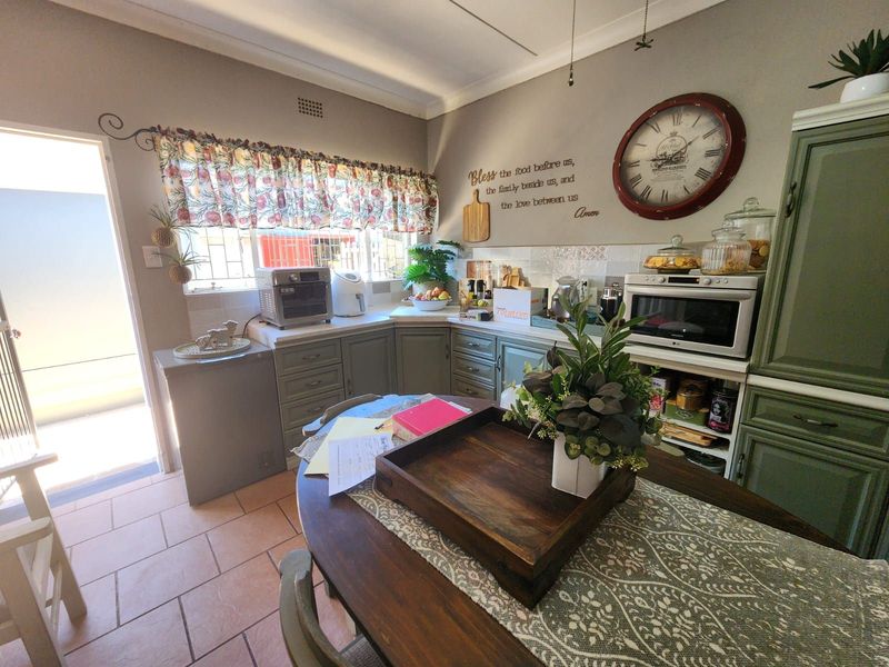 House For Sale in Beaconsfield - Photo 6