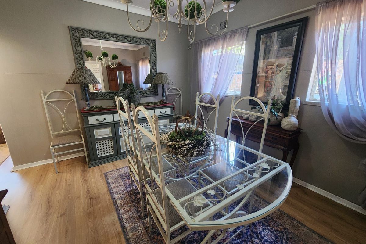 House For Sale in Beaconsfield - Photo 3