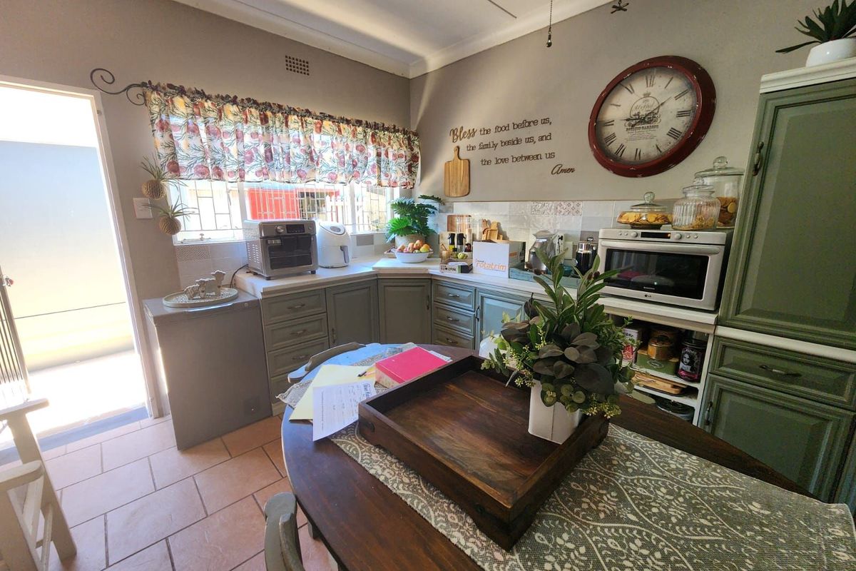 House For Sale in Beaconsfield - Photo 5