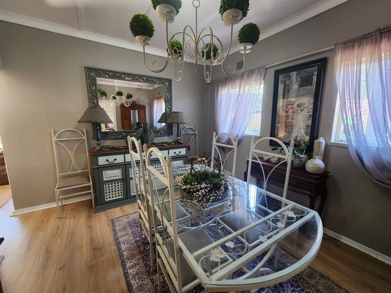 House For Sale in Beaconsfield - Photo 4