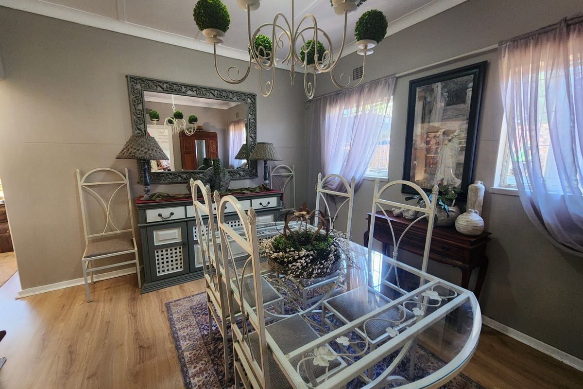 House For Sale in Beaconsfield - Photo 4