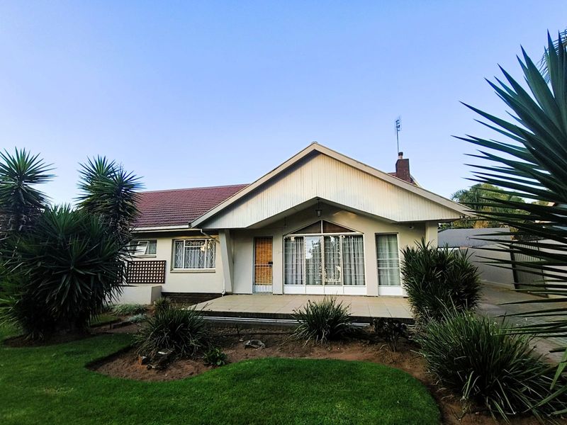 House For Sale in Monument - Photo 2