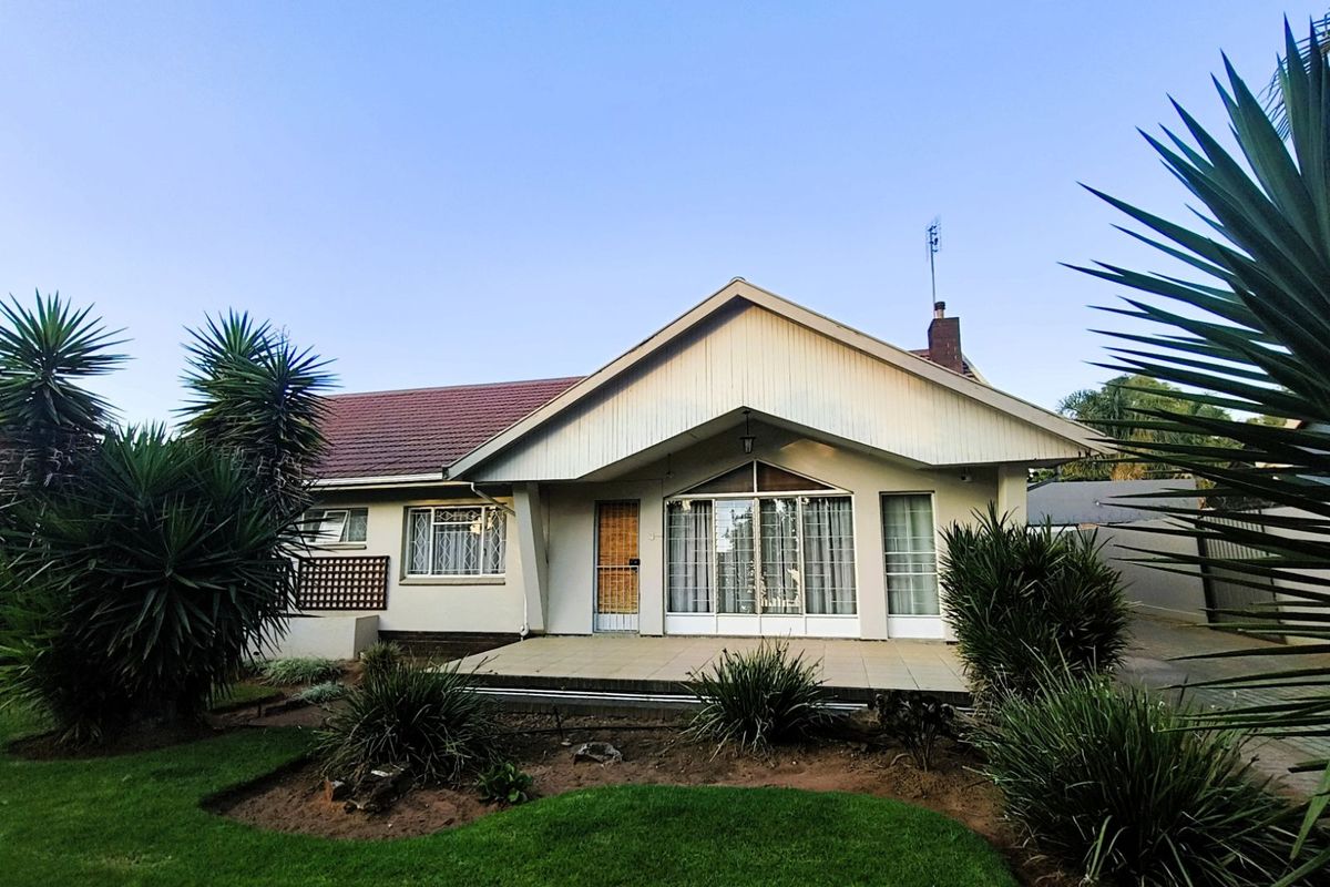 House For Sale in Monument - Photo 2