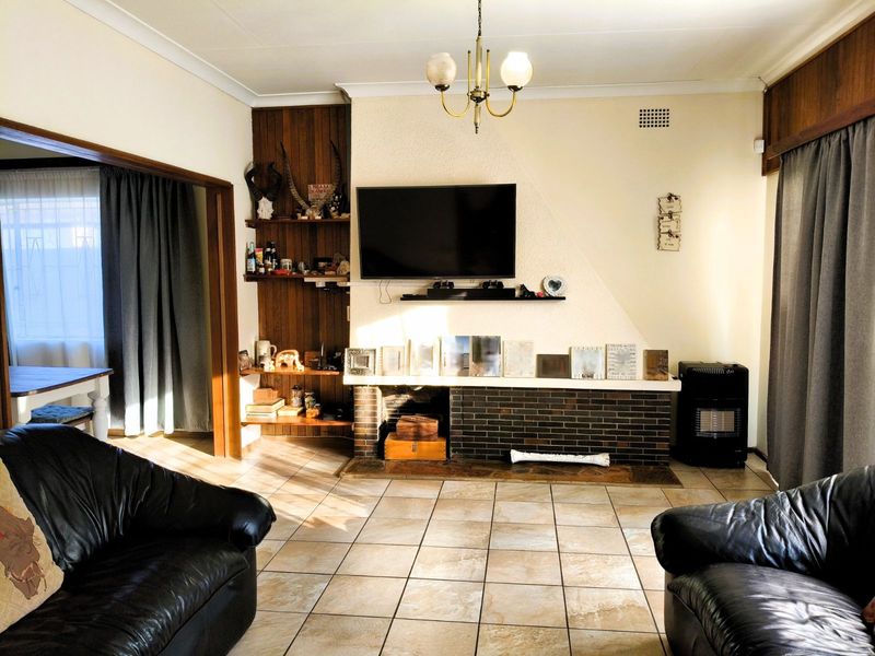 House For Sale in Monument - Photo 3