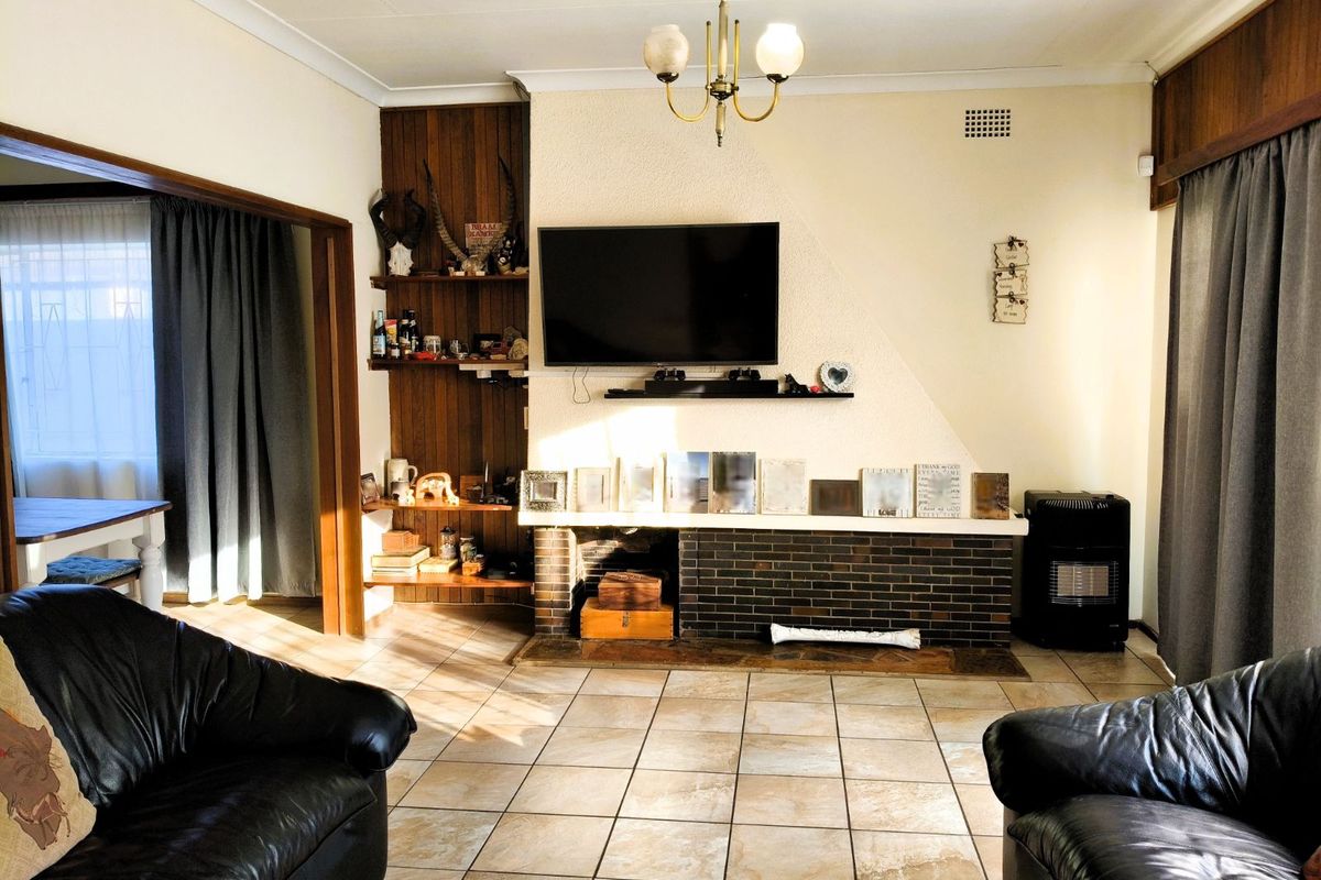 House For Sale in Monument - Photo 3