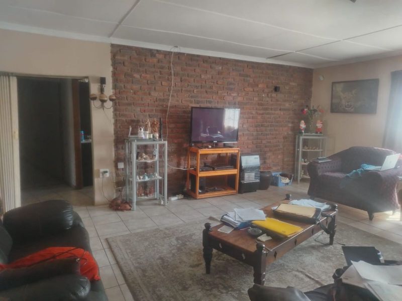 House For Sale in Ladybrand Central - Photo 7