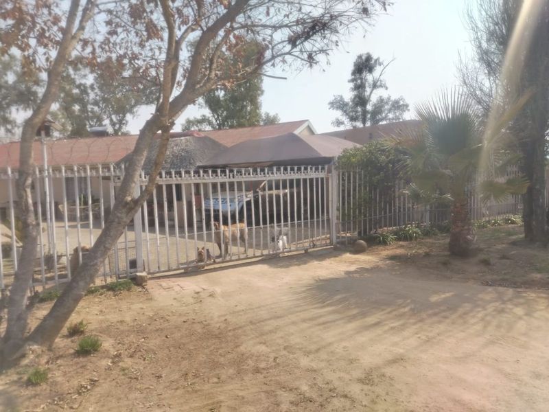 House For Sale in Ladybrand Central - Photo 1